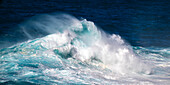 Hohe Brandung und Wellen an der Küste vor Icod de Los Vinos, bei Puerto de la Cruz, Nordküste, Teneriffa, Spanien
