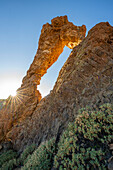 Der Felsbogen beim Aussichtspunkt Mirador Llano de Ucanca Vista Point in der Caldera, Teide Nationalpark, Teneriffa, Spanien