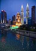 Malaysia, Kuala Lumpur, Pintasan Saloma footbridge, Public Bank, Petronas Towers