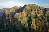 Erstes Licht auf dem Gipfel des Pico do Arieiro, bei Funchal, Südküste Madeira, Portugal