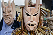 Portrait von Gesichtern mit Perchtenmaske, Karnevalstreiben Caretos del carnaval de Lazarim, Lamego, Region Norte, Portugal.