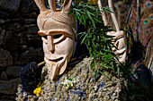 Portrait eines Gesichtes mit Perchtenmaske, Karnevalstreiben Caretos del carnaval de Lazarim, Lamego, Region Norte, Portugal.