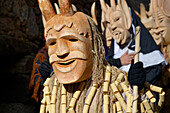 Portrait eines Gesichtes mit Perchtenmaske, Karnevalstreiben Caretos del carnaval de Lazarim, Lamego, Region Norte, Portugal.