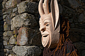 Portrait eines Gesichtes mit Perchtenmaske, Karnevalstreiben Caretos del carnaval de Lazarim, Lamego, Region Norte, Portugal.