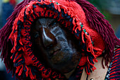 Portrait eines Gesichtes mit Perchtenmaske, Karnevalstreiben Caretos del carnaval de Lazarim, Lamego, Region Norte, Portugal.