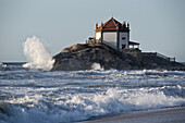 Die Kapelle Nos Senhor da Pedra am Miramar Strand bei Sonnenuntergang, Gulpilhares, Region Norte, Portugal