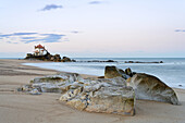 Die Kapelle Nos Senhor da Pedra am Miramar Strand bei Sonnenaufgang, Gulpilhares, Region Norte, Portugal