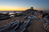 Die Kapelle Nos Senhor da Pedra am Miramar Strand bei Sonnenuntergang, Gulpilhares, Region Norte, Portugal