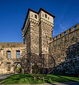Denkmal in Herzform mit Stadtwappen und Liebesschlössern vor Burgmauer, Burg Andernach, Mittelrhein, Rheinland-Pfalz, Deutschland