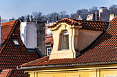 Dächer und Gauben auf alten Häusern, Prager Altstadt (Alt-Prag, Staré Město), Prag, Tschechien