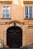 Verzierung an historischem Hauseingang in der Prager Altstadt (Alt-Prag, Staré Město), Prag, Tschechien