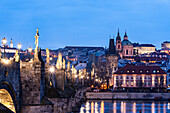 Die Karlsbrücke von der Kleinseite zur Altstadt mit der Burg am Abend, Alt-Prag (Staré Město), Prag, Tschechien