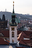 Altstadt mit Clementinum-Turm und Kirche des Hlg. Franz von Assisi, Alt-Prag (Staré Město) an einem Wintermorgen, Prag, Tschechien