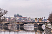 Brücke über die Moldau und Prager Burg (Hradschin) im Hintergrund, Prager Altstadt (Alt-Prag, Staré Město), Prag, Tschechien