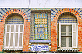 Hausfassade mit ornamentalem Fliesenschmuck in Nabeul, Tunesien