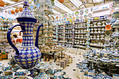  Ornamental pottery in the art shop L&#39;Artisan By Kerkeni in the souk in the medina of Nabeul, Tunisia 