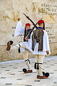 Die traditionelle Wachablösung der Evzonen vor dem griechischen Parlament in der griechischen Hauptstadt Athen, Griechenland 