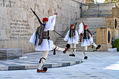 Die traditionelle Wachablösung der Evzonen vor dem griechischen Parlament in der griechischen Hauptstadt Athen, Griechenland 