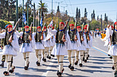 Die traditionelle Wachablösung der Evzonen vor dem griechischen Parlament in der griechischen Hauptstadt Athen, Griechenland 