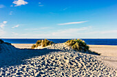 Strand beim Leuchtturm auf der Insel Texel, Nordholland, Niederlande