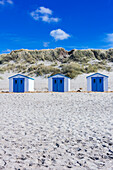 Strandhütten am Strand in der Nähe von der Stadt De Koog auf der Insel Texel, Nordholland, Niederlande