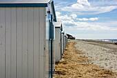 Strandhütten am Strand in der Nähe von der Stadt De Koog auf der Insel Texel, Nord-Holland, Niederlande