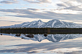  Mountains and lake Fermundsee near Elga, Femundsmarka National Park, Fylke Innlandet, Norway, Scandinavia 