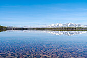 Mountains and lake Fermundsee near Elga, Femundsmarka National Park, Fylke Innlandet, Norway, Scandinavia 
