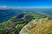 Mann beim Wandern blickt auf Fuschlsee, Frauenwand, Salzkammergut, Salzburg, Österreich