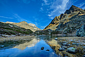 Vereister Bergsee am Albulapass, Albulaalpen, Engadin, Graubünden, Schweiz