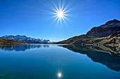 Sonne spiegelt sich in Bergsee, Berninagruppe im Hintergrund, Tscheppasee, Engadin, Graubünden, Schweiz