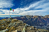 Gipfelkreuz des Monte Palino mit Monte Disgrazia im Hintergrund, Monte Palino, Bergell, Berninagruppe, Lombardei, Italien