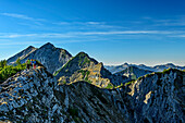 Drei Personen wandern über Bergrücken, Sonnwendjoch im Hintergrund, vom Schönfeldjoch, Mangfallgebirge, Tirol, Österreich