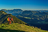 Drei Personen beim Wandern blicken auf Kaisergebirge und Pendling, vom Schönfeldjoch, Mangfallgebirge, Tirol, Österreich