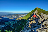 Frau beim Wandern steigt von der Brecherspitze ab, Brecherspitze, Spitzing, Bayerische Alpen, Oberbayern, Bayern, Deutschland