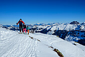 Drei Personen auf Skitour steigen zur Schneegrubenspitze auf, Schneegrubenspitze, Kurzer Grund, Kitzbüheler Alpen, Tirol, Österreich