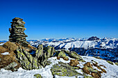 Großer Steinmann am Gipfel der Schneegrubenspitze, Schneegrubenspitze, Kurzer Grund, Kitzbüheler Alpen, Tirol, Österreich