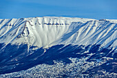 Blick auf Schneeflanken des Monte Amaro, vom Monte Genzana, Nationalpark Majella, Apenninen, Abruzzen, Italien