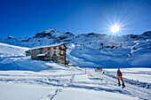 Frau auf Skitour steigt zum Rifugio Cristina auf, Alpe Prabello, Berninagruppe, Lombardei, Italien
