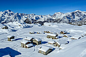 Blick auf Gebäude der Alpe Prabello mit Monte Disgrazia im Hintergrund, Alpe Prabello, Berninagruppe, Lombardei, Italien