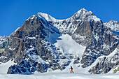 Frau auf Skitour mit Blick auf Piz Argient und Piz Zupo, vom Passo di Campagneda, Berninagruppe, Lombardei, Italien