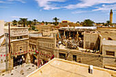 typische Lehmziegelarchitektur und Musee d'art Touzeurous von der Dachterrasse des Café des Berbers in der Altstadt (Ouled el-Hadef, Medina) der Oasenstadt Tozeur, Tunesien