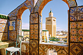 Mit farbigen Fliesen geschmückte Dachterrasse des Café Panoramique mit Blick auf die Große Moschee Djamaa ez-Zitouna in der Medina in Tunis, Tunesien