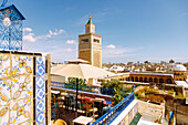 Mit farbigen Fliesen geschmückte Dachterrasse des Café Panoramique mit Blick auf die Große Moschee Djamaa ez-Zitouna in der Medina in Tunis, Tunesien