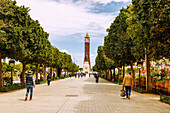 Prachtstraße Avenue Habib Bourguiba mit Blick auf Uhrenturm Horloge und Denkmal mit Statue von Habib Bourguiba in Tunis, Tunesien