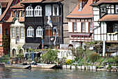  Excursion boat on the Regnitz River with the Little Venice, Bamberg, Upper Franconia, Bavaria, Germany, Europe 