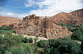 Verfallene Kasbah Altstadt in einem Dorf aus Pise-Lehmhäusern in der Dades-Schlucht, Dadestal, Provinz Tinghir, Marokko, Nordafrika