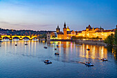 Moldau Ufer mit Altstädter Wasserturm, Novotný-Steg und Karlsbrücke in der Abenddämmerung, Prag, Tschechische Republik