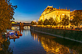 Moldau Ufer mit der Akademie für Kunst, Architektur und Design in der Abenddämmerung, Prag, Tschechische Republik