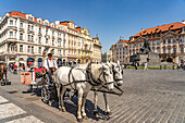 Pferdekutsche auf dem Platz Altstädter Ring, Prager Altstadt, Prag, Tschechische Republik